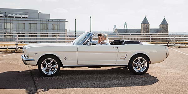 Ford Mustang Cabrio Ausfahrt im Sommer